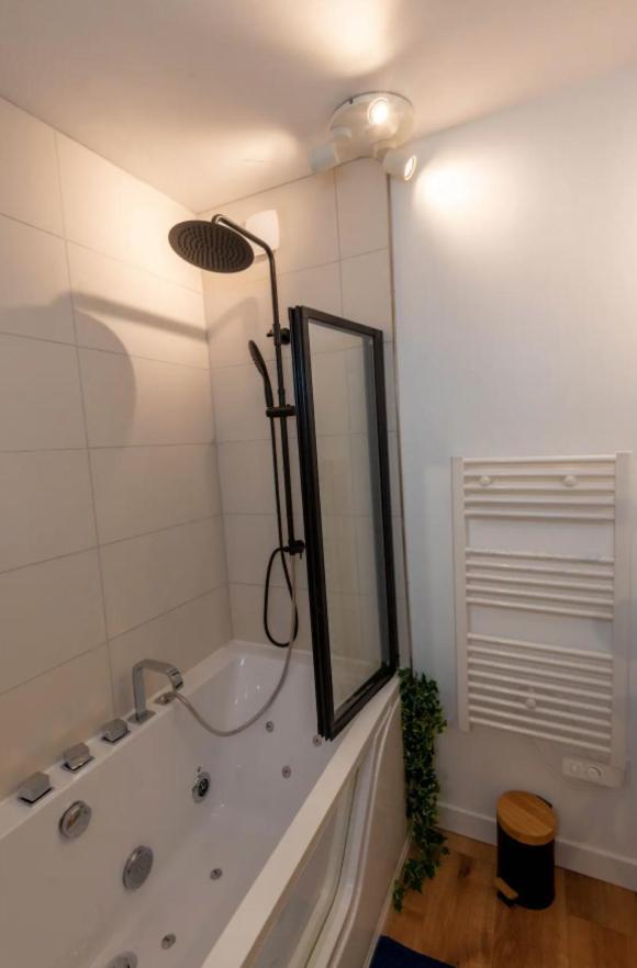 Balneo & Sauna, Sejour Detente Aux Teinturiers - Metro Charpennes - Garage Villeurbanne Luaran gambar