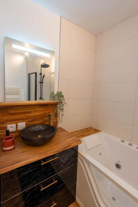 Balneo & Sauna, Sejour Detente Aux Teinturiers - Metro Charpennes - Garage Villeurbanne Luaran gambar