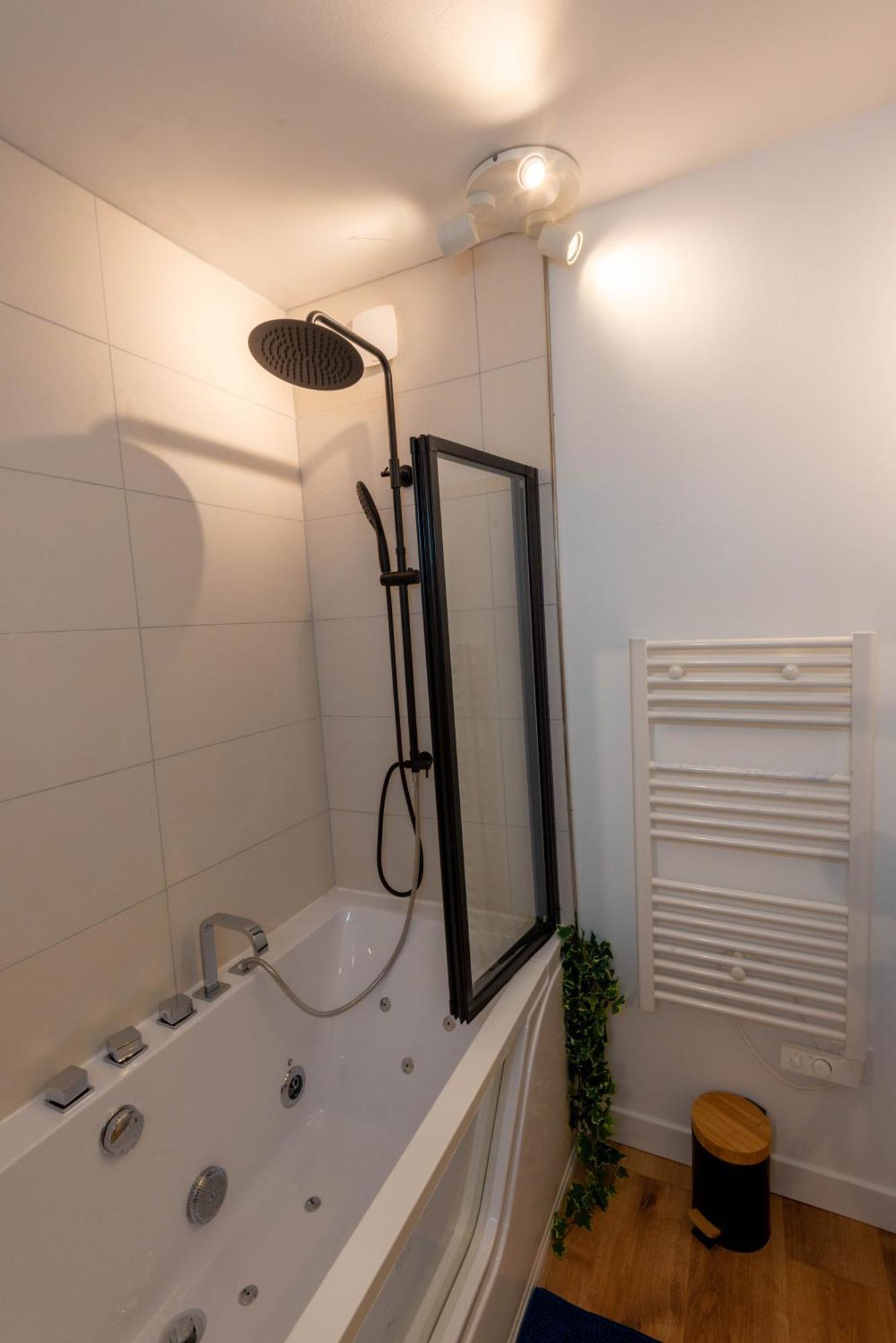 Balneo & Sauna, Sejour Detente Aux Teinturiers - Metro Charpennes - Garage Villeurbanne Luaran gambar